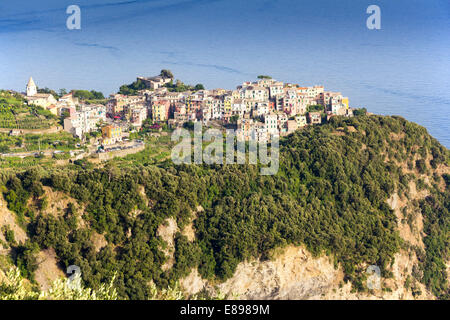 Corniglia ist einer der fünf berühmten bunten Dörfern der Cinque Terre in Italien. Stockfoto