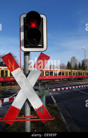 Neuer Hagen als Andreaskreuz mit Warnleuchten und Barrieren auf einem Bahnübergang Stockfoto