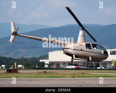 F-HJPR ist ein Robinson R44 Raven II Hubschrauber, der vom Flughafen Colmar - Houssen startet (IATA: CMR, ICAO: LFGA). Der R44 ist ein leichter, viersitziger Hubschrauber für Privat-, Handels- und Versorgungsflüge. Stockfoto
