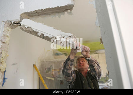 Berlin, Deutschland, Handwerker reißt eine Mauer Stockfoto