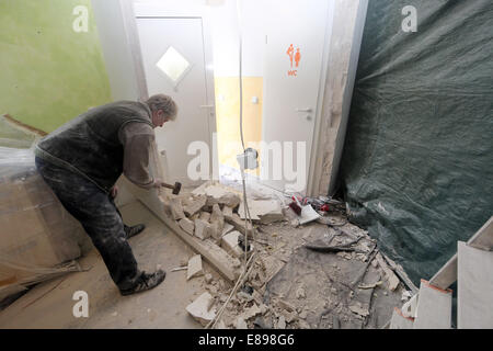 Berlin, Deutschland, Handwerker reißt eine Mauer Stockfoto