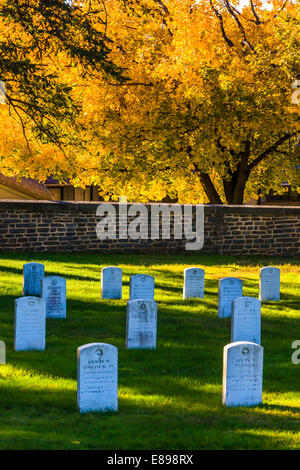 Gräber und Herbst Farbe auf dem Gettysburg National Friedhof. Stockfoto