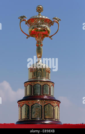 Dubai, Vereinigte Arabische Emirate, Trophäe für den Sieger im Dubai World Cup Stockfoto