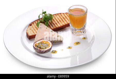 Gänseleber mit Sauce auf einem weißen Teller. Datei enthält Beschneidungspfade. Stockfoto