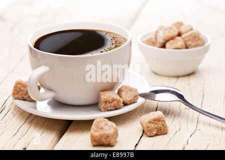 Tasse heißen Kaffee auf einem alten Holztisch. Stockfoto