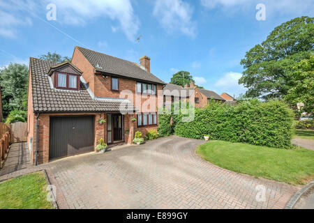 Eine typische zeitgenössische britische roten Backstein freistehendes Einfamilienhaus an einem sonnigen Tag in Wiltshire, England Stockfoto