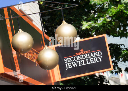 Drei goldene Kugeln melden Sie hängen draußen ein Hautpstraße Pawn Shop & Secondnand Juweliergeschäft in Swindon, Wiltshire, UK Stockfoto