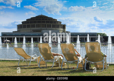 Menschen Sie auf Liegestühlen in der Centennial Hall (entworfen von Max Berg, erbaut 1911 – 1913, auf der UNESCO im Jahr 2006 aufgeführt) in Breslau Stockfoto