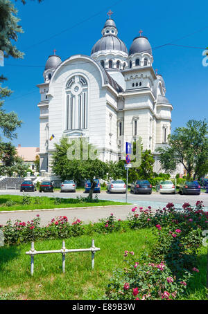 Targu Mures Innenstadt mit orthodoxen Kirche auf dem Platz der Rosen. Stockfoto
