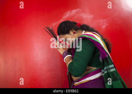 Dhaka, Bangladesch. 2. Oktober 2014. Hindu-Frau hält Räucherstäbchen betet am Dhakeshwari Tempel während des Durga Puja-Festivals. Tausende von Gläubigen aus Bangladesch feiern das traditionelle fest Durga Puja, die Verehrung der hinduistischen Göttin Durga. Gemeinsamen Zolltarifs beinhalten die Anwendung von Sindoor Pulver auf verheiratete Frauen, die Opfer der Tiere und der Anbetung der Gottheiten Credit: Zakir Hossain Chowdhury/ZUMA Draht/Alamy Live News Stockfoto