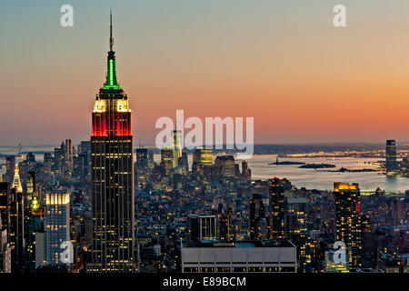 Vogelperspektive die beleuchtete Midtown Skyline von Manhattan in der Dämmerung von oben auf den Felsen in New York City. Stockfoto