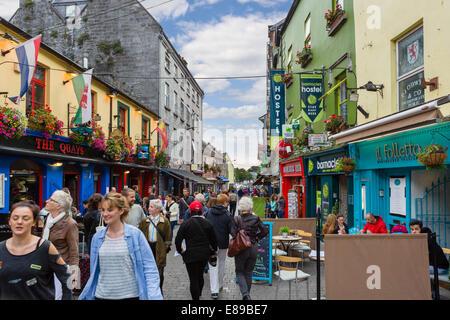 Pubs, Restaurants und Geschäfte auf der Quay Street in Galway City Quartier Latin, County Galway, Irland Stockfoto