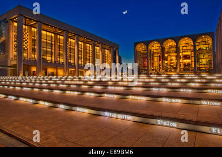 Lincoln Center of the Performing Arts und der David H. Koch Theater in New York City in der Dämmerung mit He Mondaufgang. Stockfoto