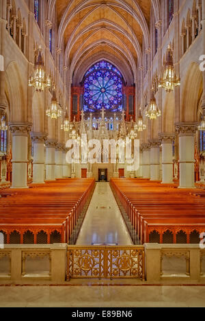 Ein Blick von der Altar auf der Rückseite der Kirche des Heiligen Herzen die Basilika, die in Newark, New Jersey befindet. Stockfoto