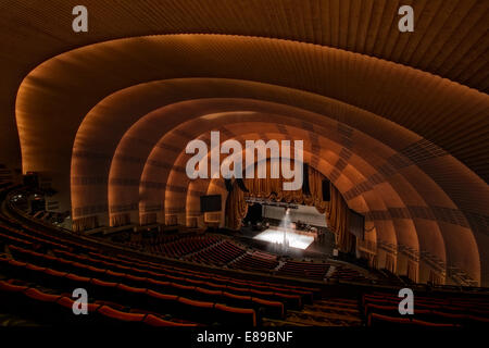 Crew bereitet sich auf die Abende Leistung von Anita Baker im legendären Theater der Radio City Music Hall. Stockfoto