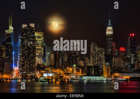 Der Super-Mond aufgeht über der Skyline von New York City. Stockfoto