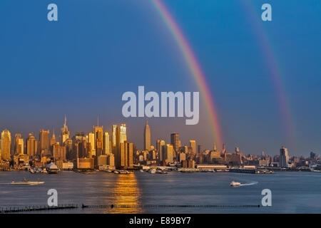 Doppelte Regenbögen entstehen nach einer Sommer-Regen-Dusche über die New Yorker Skyline bei Sonnenuntergang. Stockfoto