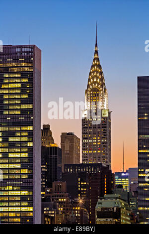 Die untergehende Sonne hinter das Chrysler Building in New York City vom Gantry Plaza State Park in Long Island City aus gesehen. Stockfoto