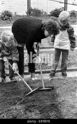 Berlin, DDR, Kinder im Vorschulalter und Lehrer arbeiten im Garten im Garten Schule Stockfoto