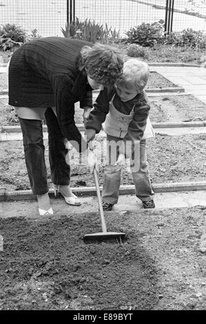 Berlin, DDR, Vorschulkind und Lehrer arbeiten im Garten im Garten Schule Stockfoto