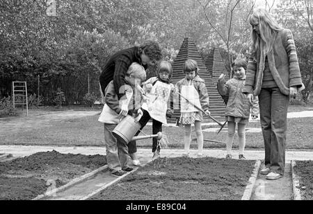 Berlin, DDR, Kinder im Vorschulalter und Lehrer arbeiten im Garten im Garten Schule Stockfoto