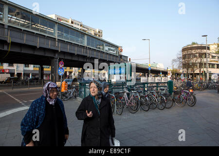 Berlin, Deutschland, türkische Frauen u-Bahnstation Kottbusser Tor Stockfoto