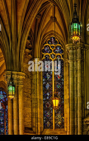 ten Fenster und helle Befestigungen an der Neo-gotischen Stil Architektur der St. Patricks Kathedrale. Stockfoto