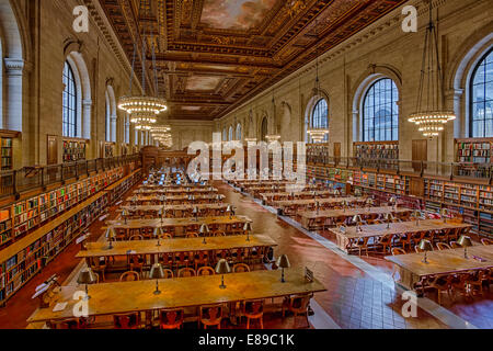 Eine obere Aussicht vom Balkon auf die Rose Main Leseraum in der New York Public Library Hauptrubrik, befindet sich auf der 5th Avenue und 42nd Street in New York City. Stockfoto