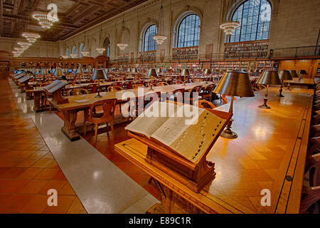 Kunstvolle Rose Main Lesesaal der Stephen A. Schwarzman Building, allgemein bekannt als der wichtigste Zweig der The New York Public Library befindet sich auf der 5th Avenue und 42nd Street in New York City. Stockfoto