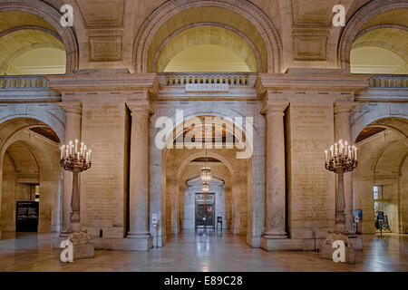 Der Beaux-Arts National Landmark The Stephen A. Schwarzman Building Haupteingang benannt Astor Hall, die gemeinhin als der wichtigste Zweig der The New York Public Library bekannt ist. Stockfoto