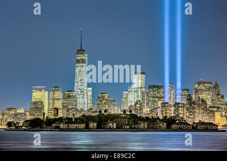 One World Trade Center neben zwei Lichtstrahlen oben in den Himmel schießen, während New York Citys jährliche Tribute in Light Stockfoto