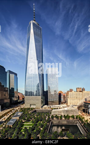 Obere Ansicht auf das One World Trade Center und 911 Memorial reflektierende Pools in Lower Manhattan, New York City. Stockfoto