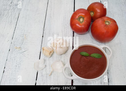 Frische hausgemachte Ketchup auf einem rustikalen Holztisch Stockfoto