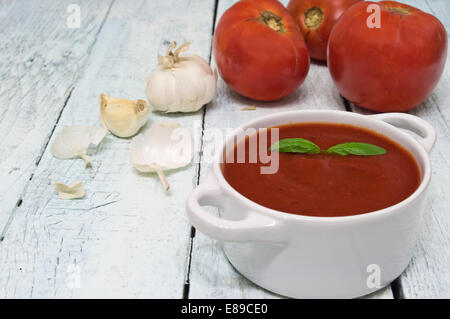 Frische hausgemachte Ketchup auf einem rustikalen Holztisch Stockfoto