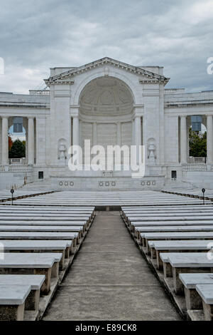 Ein Blick auf das Innere des leeren Arlington Memorial Amphitheater mit einem stürmischen bewölkten Himmel. Eine der Inschriften über der Kuppel ist "wir hier hoch zu beheben, dass diese Toten werden nicht haben starb In Vain" Stockfoto