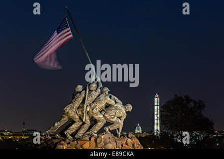 Iwo Jima Memorial USMC - bezeichnet das Marine Corps War Memorial auch Iwo Jima Memorial in Arlington, Virginia, United States Capitol Building und das Washington Monument im Hintergrund. Stockfoto