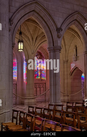 Washington National Cathedral Blick nach innen auf die Glasfenster und Spalten Stockfoto