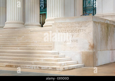 Neoklassische Architektur Säulen und Treppen bis zum Eingang des Massachusetts Institute of Technology in Cambridge, Massachusetts. MIT wurde informell "Boston Tech" genannt. Stockfoto