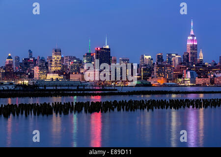 Empire State Building Lichter bis zu verblasst Mark die Osterferien in Pastell Farben, während die blaue Stunde in der Dämmerung. Stockfoto