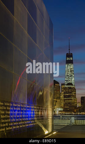 Empty Sky Memorial und die gemeinhin bezeichnet, als der Freedom Tower in One World Trade Center. Stockfoto