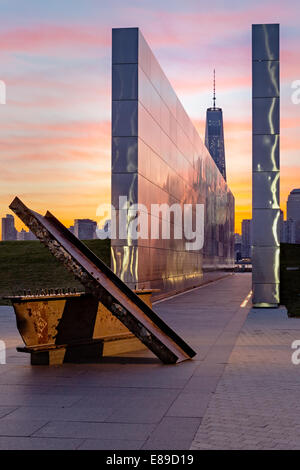 Ein Blick bei Sonnenaufgang zu Empty Sky Memorial im Liberty State Park in New Jersey mit One World Trade Center gemeinhin als der Freedom Tower. Stockfoto