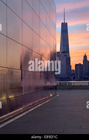 Empty Sky Memorial in Jersey City Liberty State Park mit der Freedom Tower bei Sonnenaufgang. Stockfoto