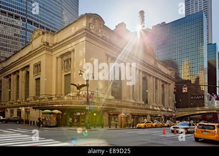 Die Sonne geht über das Wahrzeichen von Grand Central Terminal in Midtown Manhattan in New York City. Stockfoto