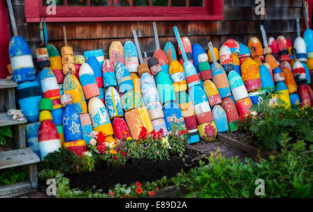 Bunte Bojen außerhalb einer Verkaufsplattform im Bradley Wharf in Rockport, Massachusetts gesäumt. Stockfoto