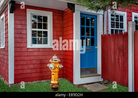 Malerische Schaufenster mit Hydranten im Bärenfell Hals in Rockport, Massachusetts. Bärenfell Hals ist voll von rustikalen kleinen Läden, die International als einer Künstlerkolonie bekannt ist. Stockfoto