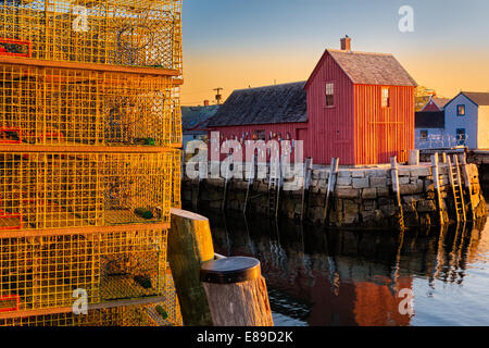 New England Wahrzeichen von Bradley Wharf allgemein bekannt als Motiv Nummer eins beim ersten Licht in Rockport, Massachusetts. Stockfoto