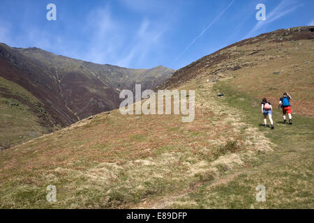 Zwei Wanderer eingerichtet von Blencathra über der Halle fiel Ridge Route. Gipfel des Berges ist auf der linken Seite in der Ferne Stockfoto