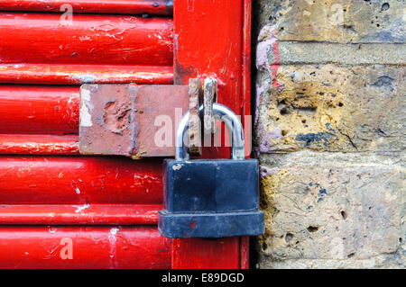 Roten Garagentor mit Vorhängeschloss, London England Vereinigtes Königreich UK Stockfoto