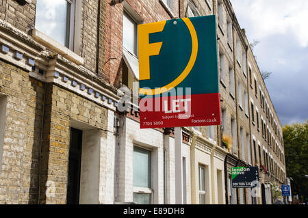 Foxtons Immobilien Zeichen zu lassen außerhalb Reihenhäuser in South London England Vereinigtes Königreich Großbritannien Stockfoto