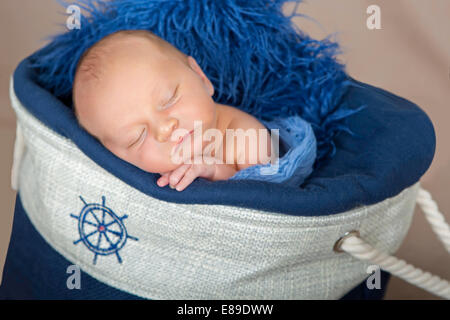 Neugeborenes Baby junge schläft in nautischen Tasche Stockfoto